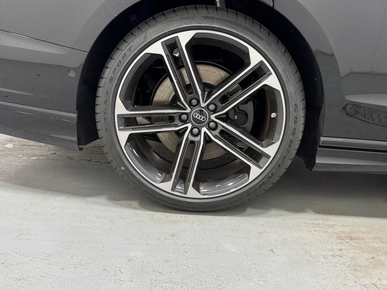 Audi A8 Vehicle Full-screen Gallery Image 5