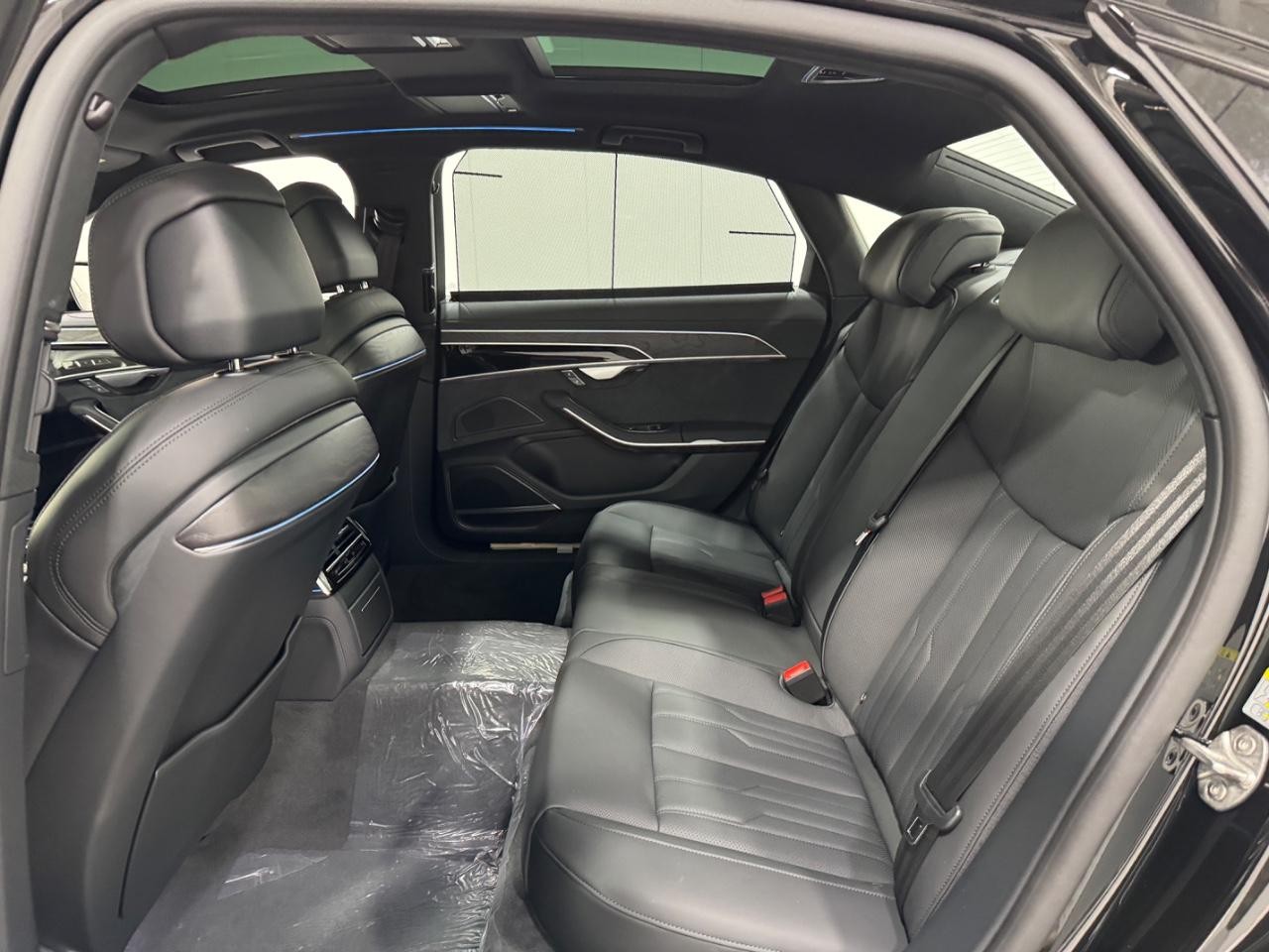 Audi A8 Vehicle Full-screen Gallery Image 8