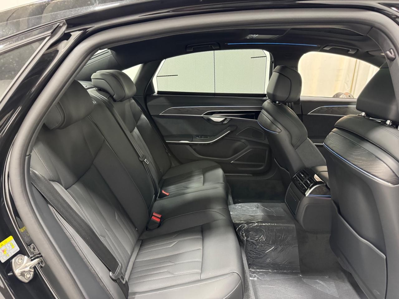 Audi A8 Vehicle Full-screen Gallery Image 10