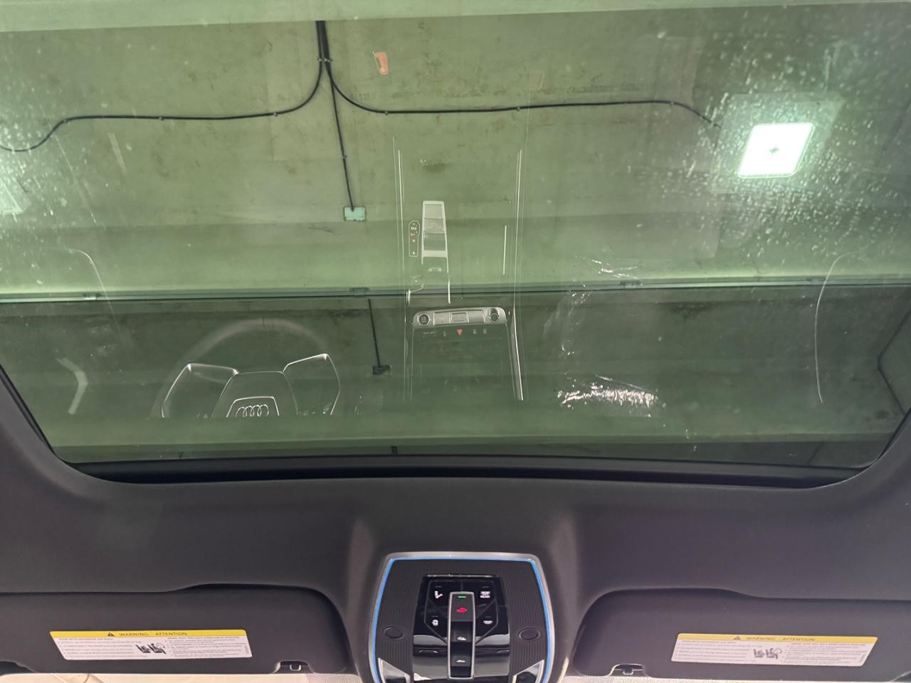 Audi A8 Vehicle Full-screen Gallery Image 11