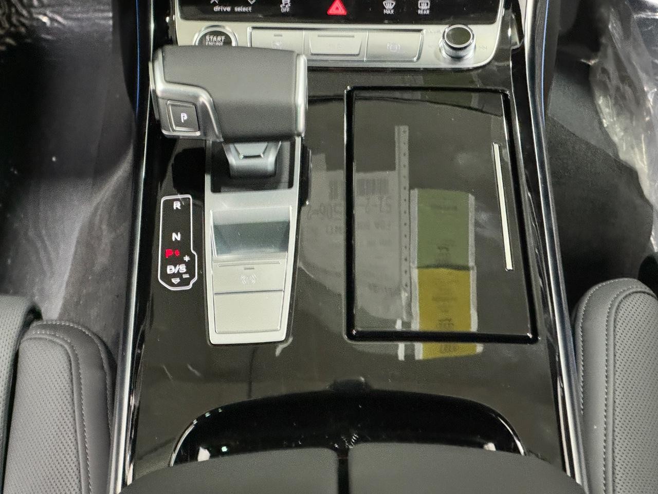 Audi A8 Vehicle Full-screen Gallery Image 16