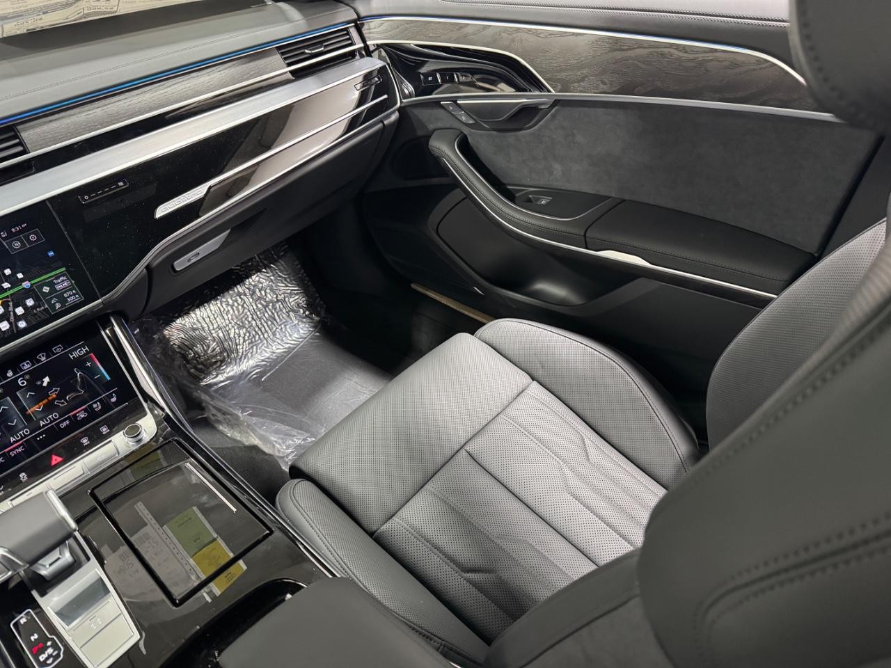 Audi A8 Vehicle Full-screen Gallery Image 17