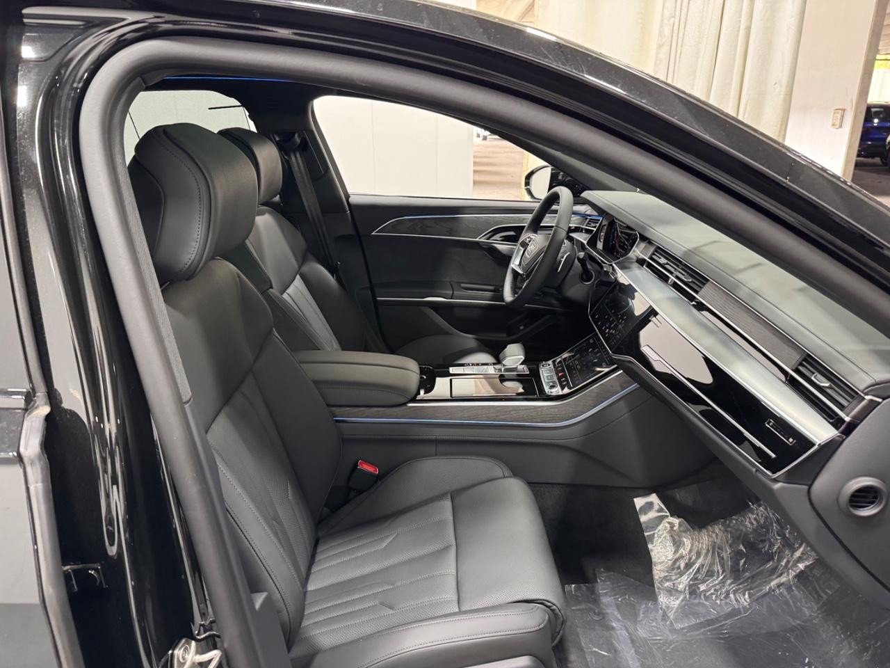 Audi A8 Vehicle Full-screen Gallery Image 18
