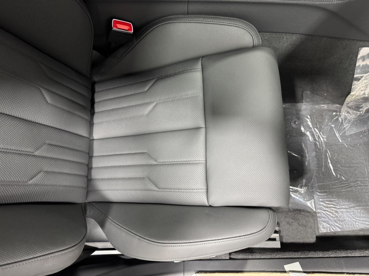 Audi A8 Vehicle Full-screen Gallery Image 19