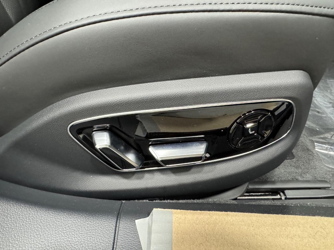 Audi A8 Vehicle Full-screen Gallery Image 20