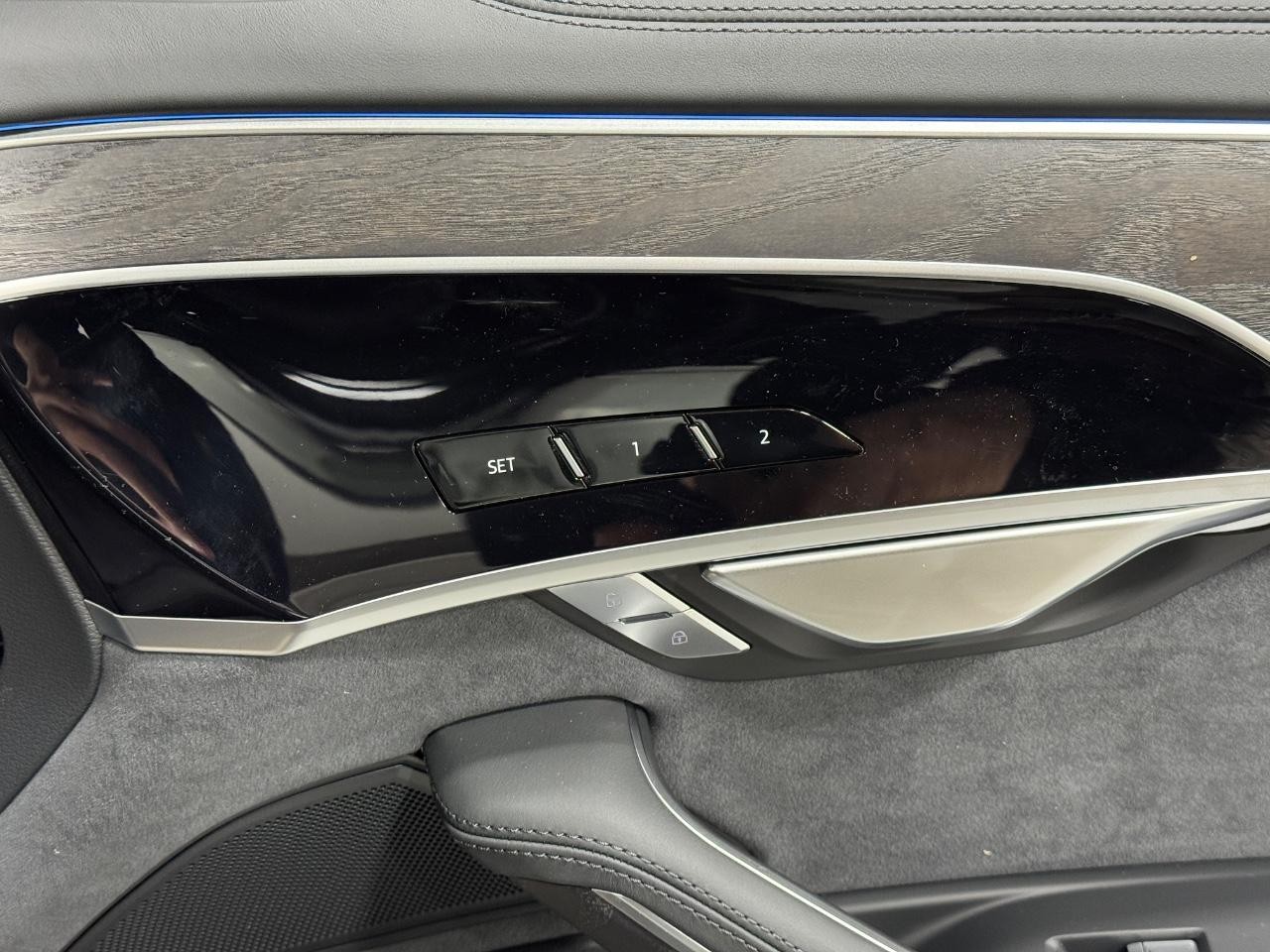 Audi A8 Vehicle Full-screen Gallery Image 21