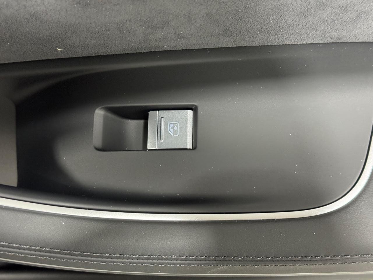 Audi A8 Vehicle Full-screen Gallery Image 22