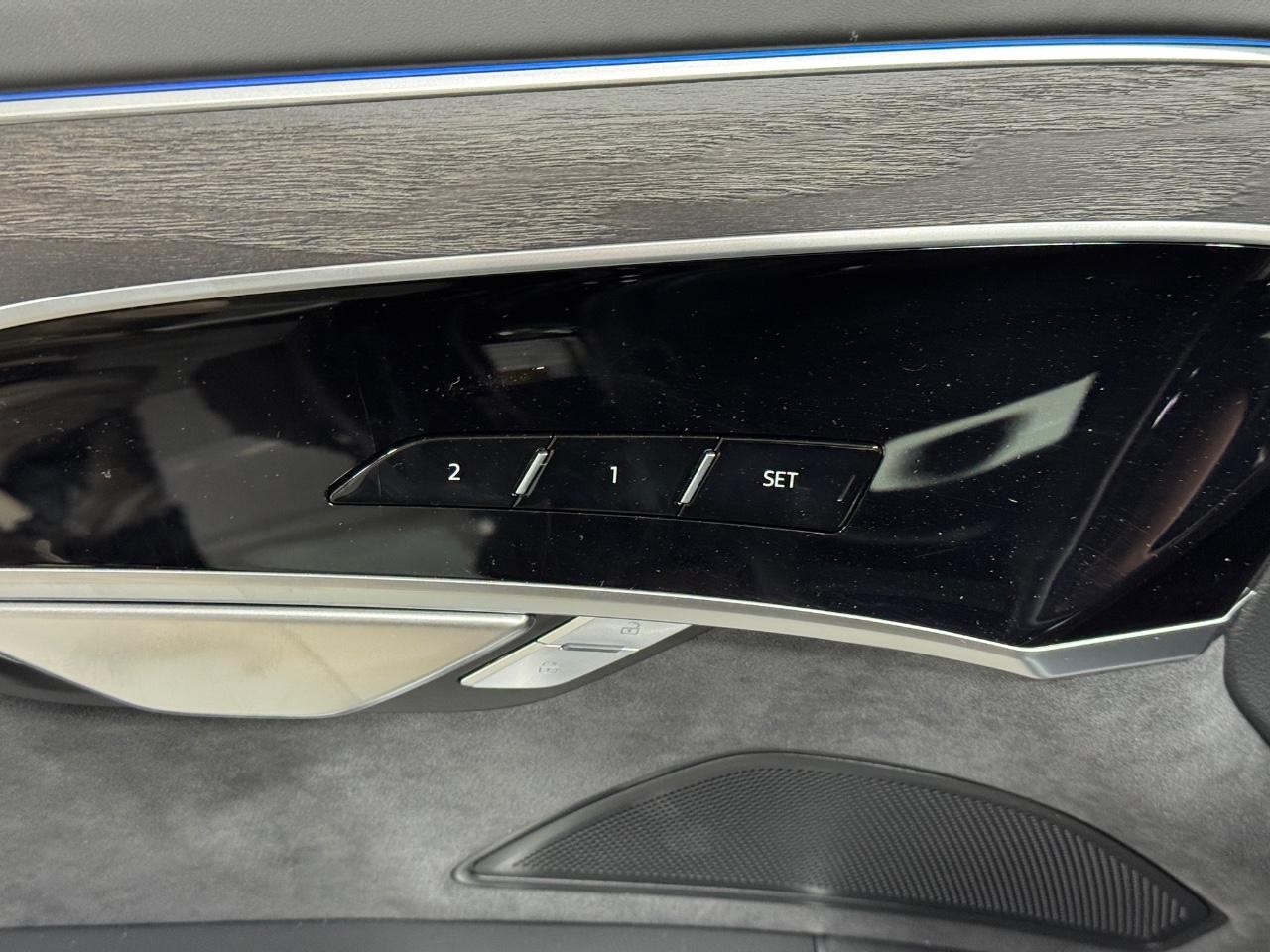 Audi A8 Vehicle Full-screen Gallery Image 23