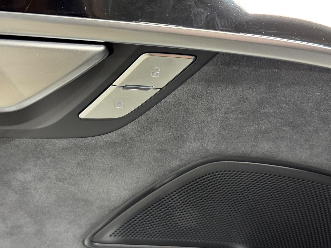 Audi A8 Vehicle Full-screen Gallery Image 24