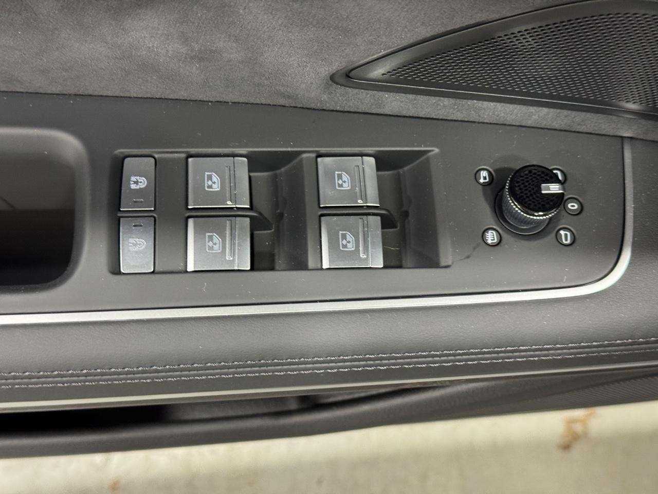 Audi A8 Vehicle Full-screen Gallery Image 25