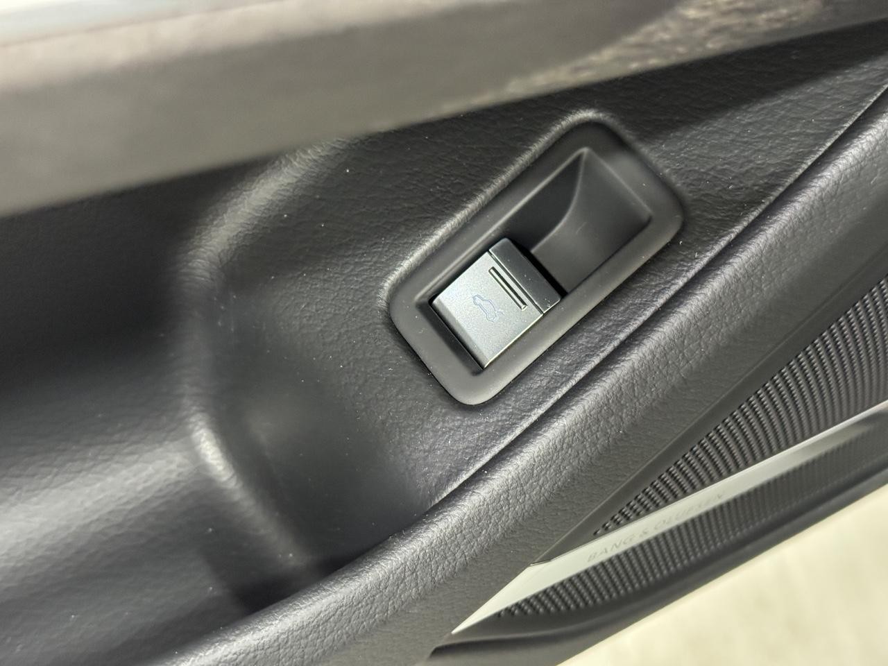 Audi A8 Vehicle Full-screen Gallery Image 26