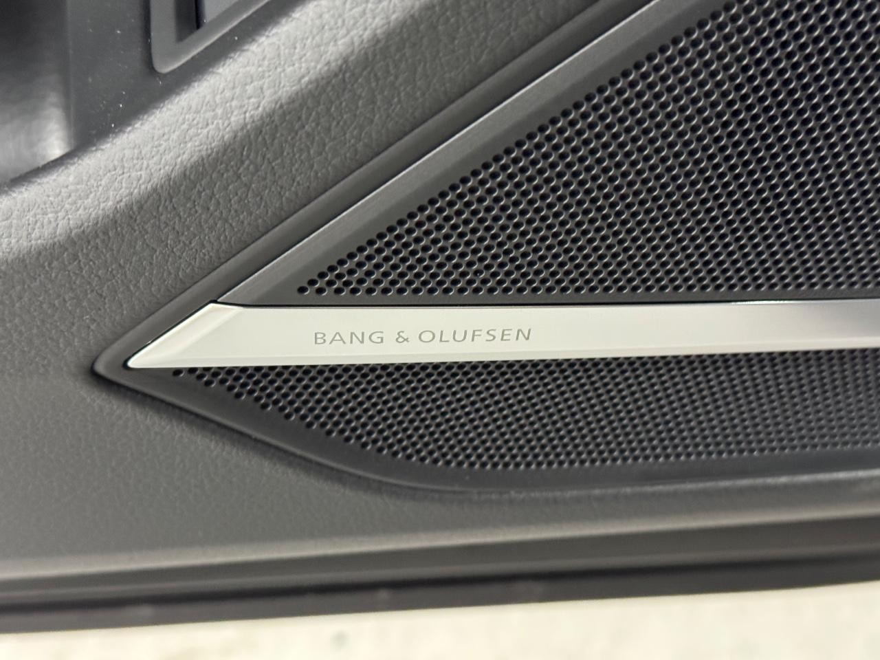 Audi A8 Vehicle Full-screen Gallery Image 27