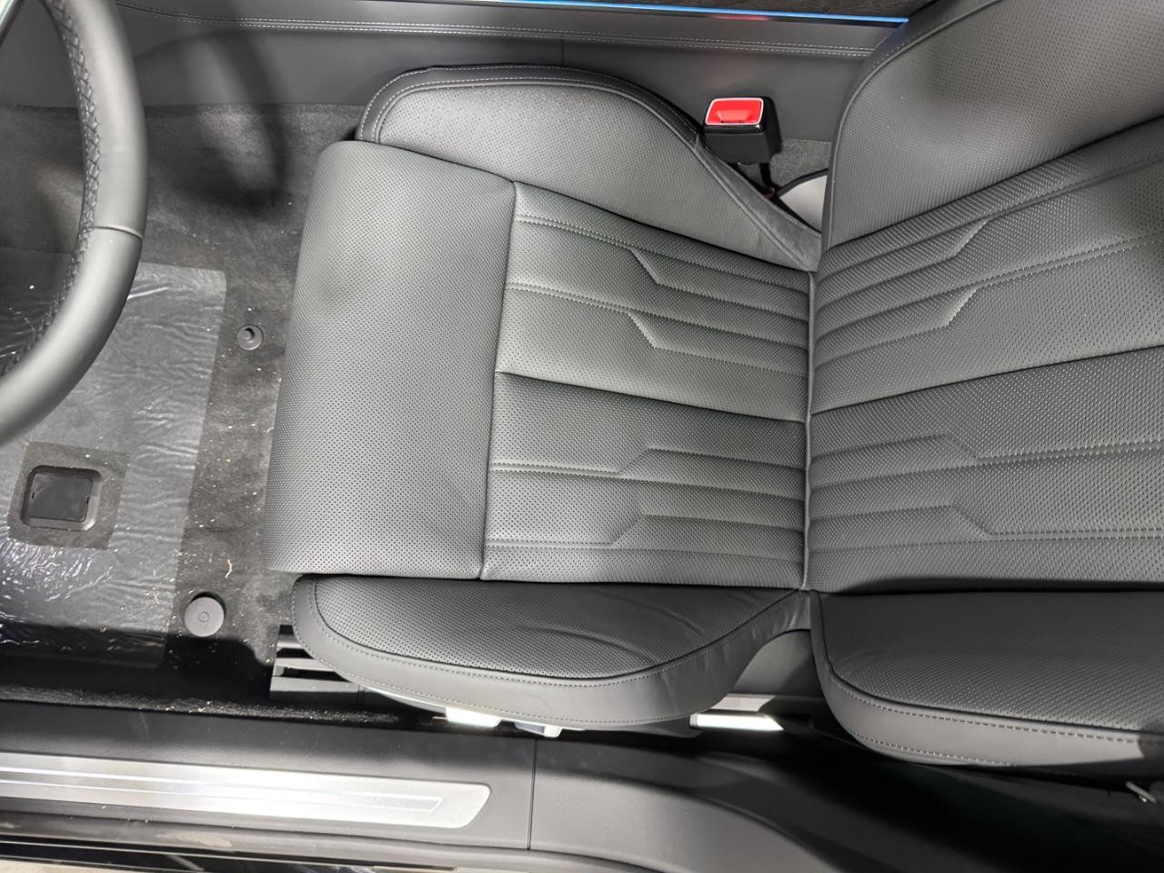 Audi A8 Vehicle Full-screen Gallery Image 29