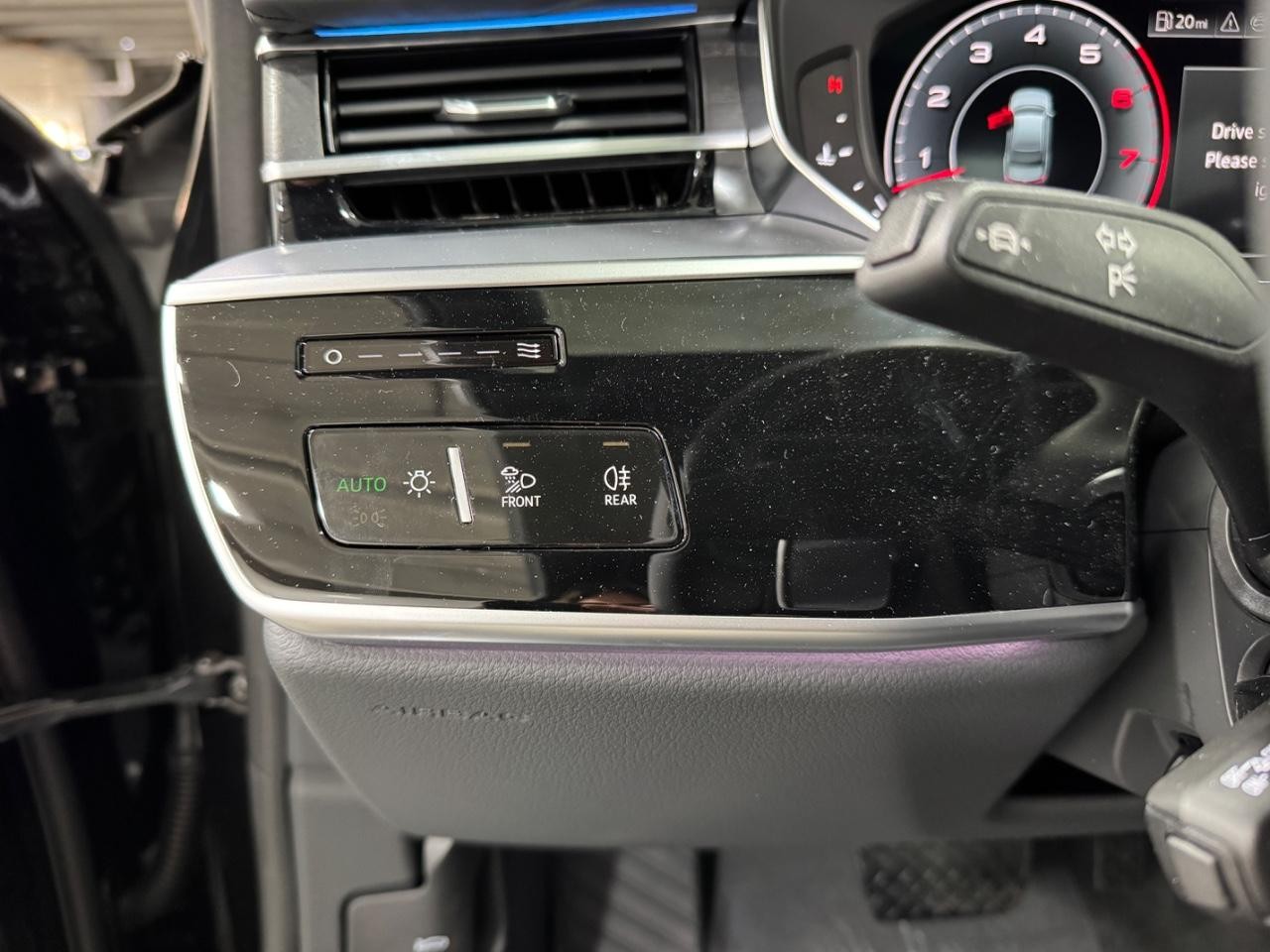 Audi A8 Vehicle Full-screen Gallery Image 30