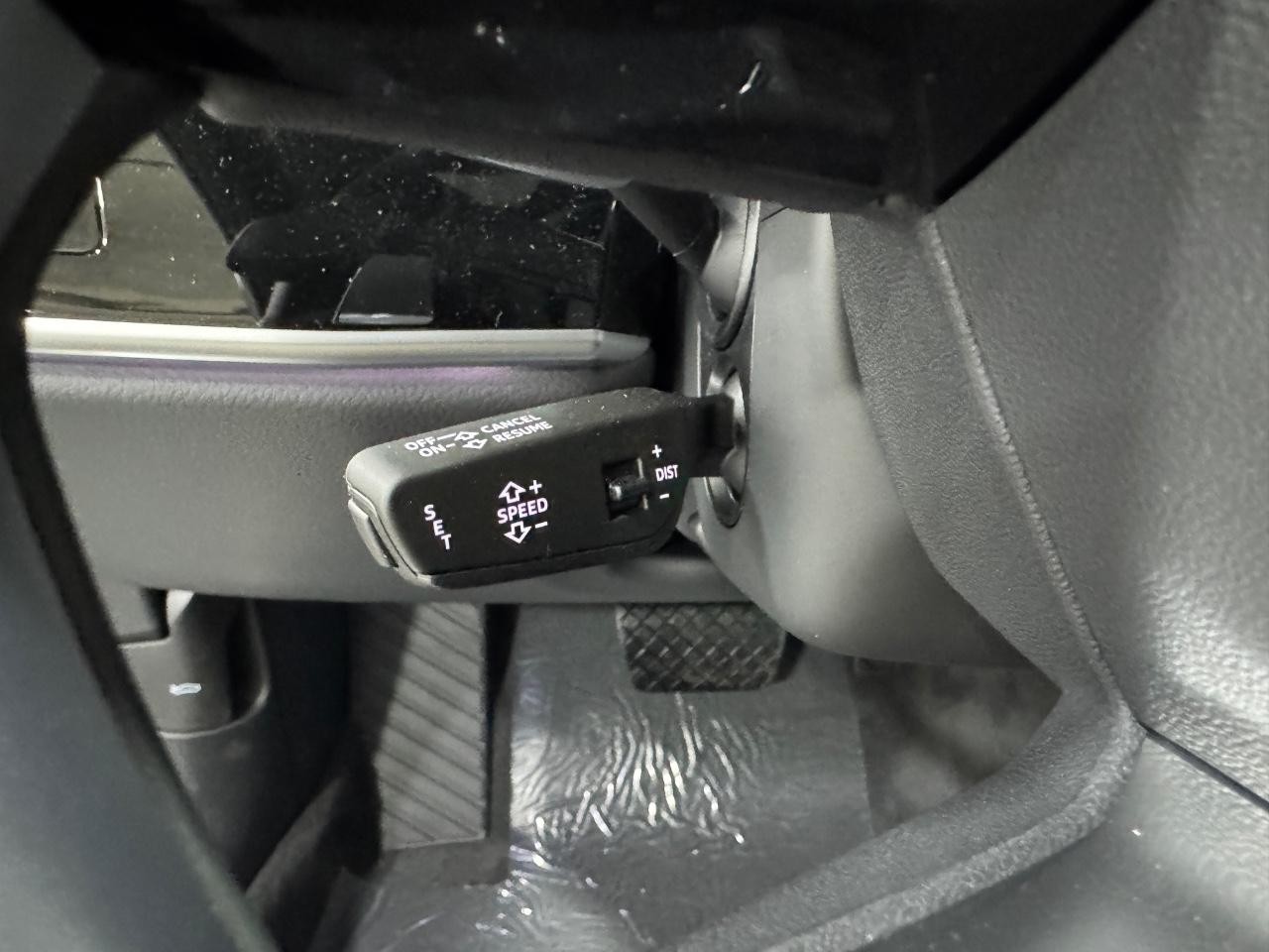 Audi A8 Vehicle Full-screen Gallery Image 31