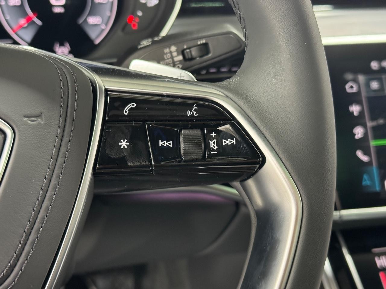 Audi A8 Vehicle Full-screen Gallery Image 33