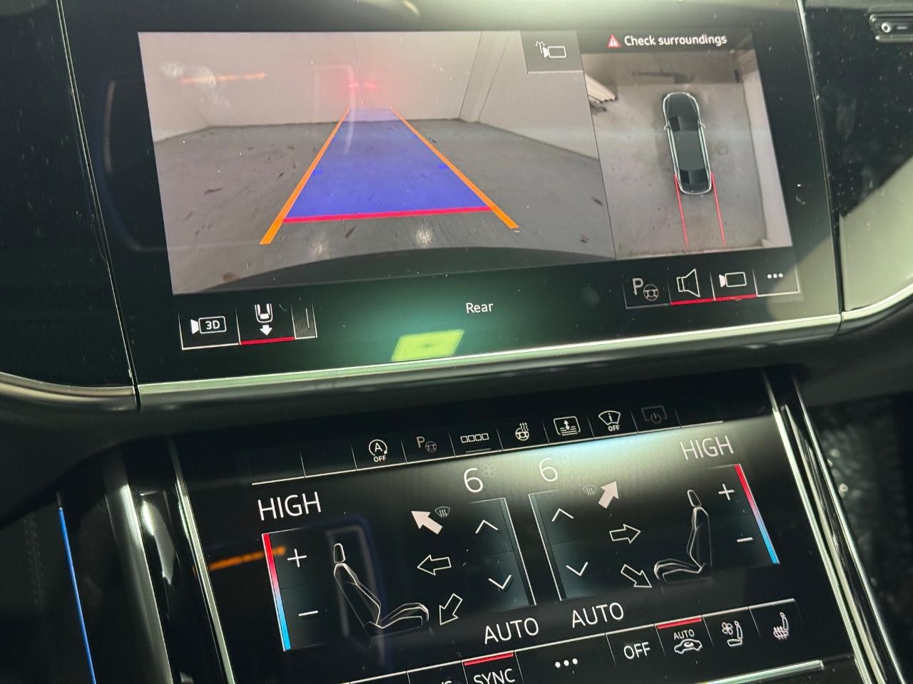 Audi A8 Vehicle Full-screen Gallery Image 35