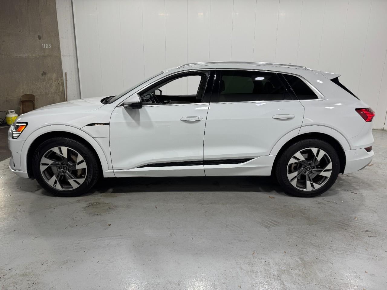Audi e-tron Vehicle Full-screen Gallery Image 2