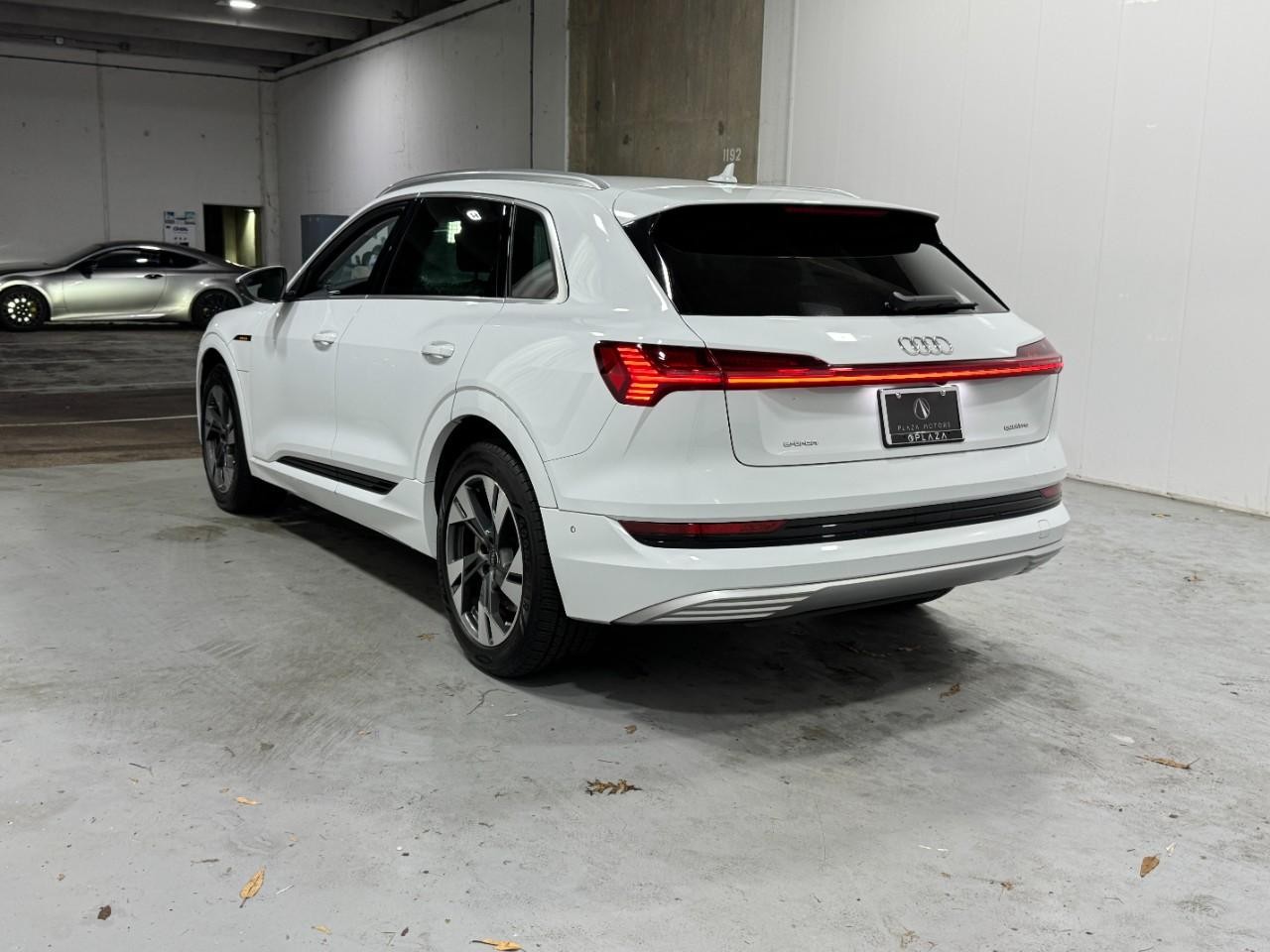 Audi e-tron Vehicle Full-screen Gallery Image 3
