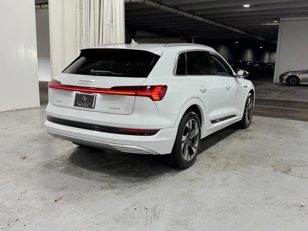 Audi e-tron Vehicle Full-screen Gallery Image 4