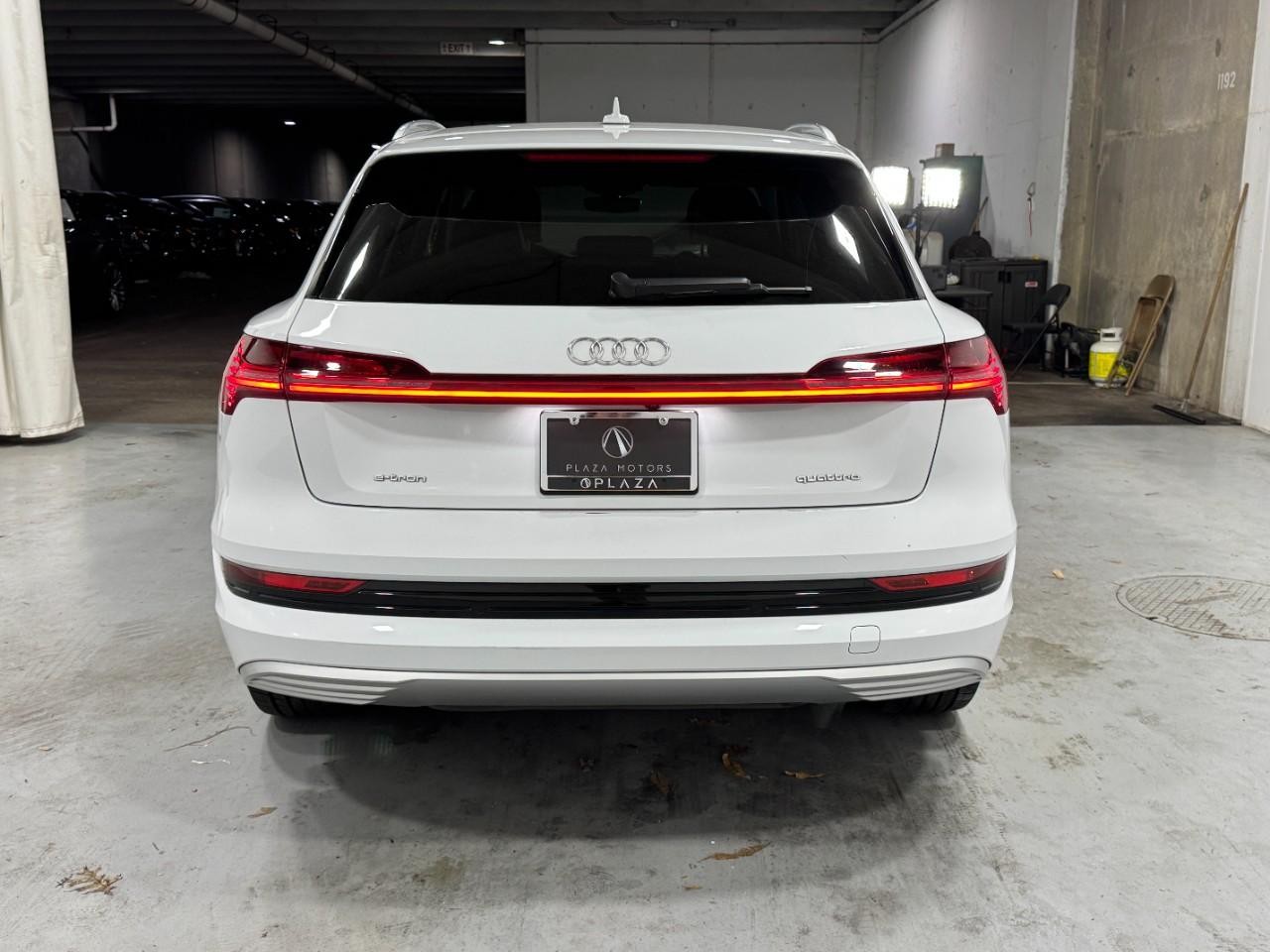 Audi e-tron Vehicle Full-screen Gallery Image 9