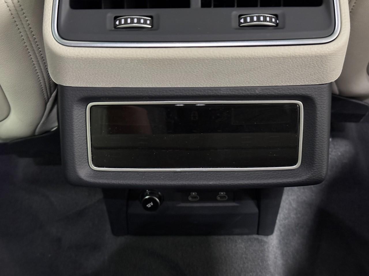 Audi e-tron Vehicle Full-screen Gallery Image 11