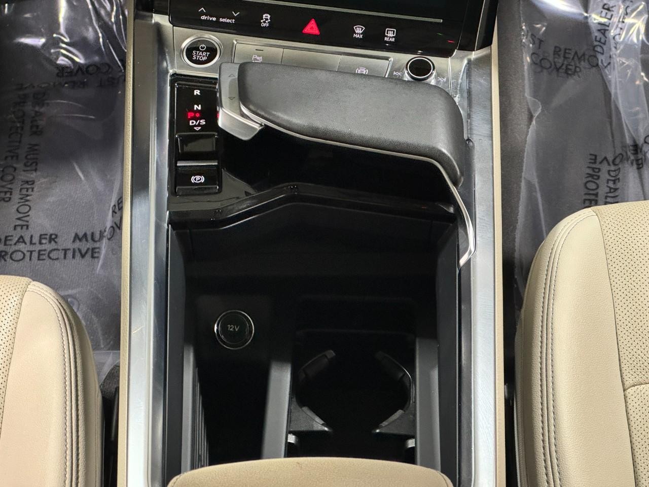 Audi e-tron Vehicle Full-screen Gallery Image 16