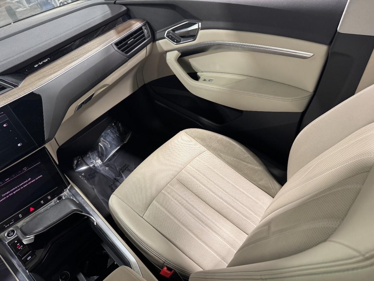 Audi e-tron Vehicle Full-screen Gallery Image 17