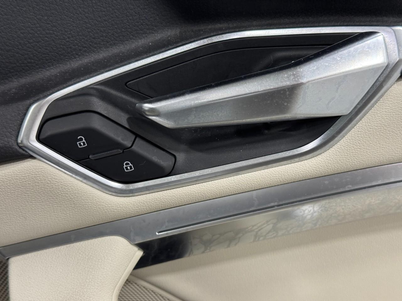 Audi e-tron Vehicle Full-screen Gallery Image 21