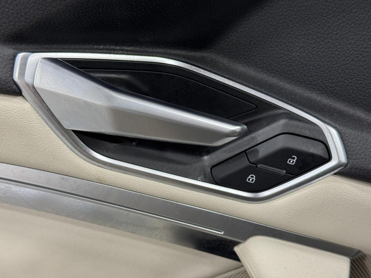 Audi e-tron Vehicle Full-screen Gallery Image 23