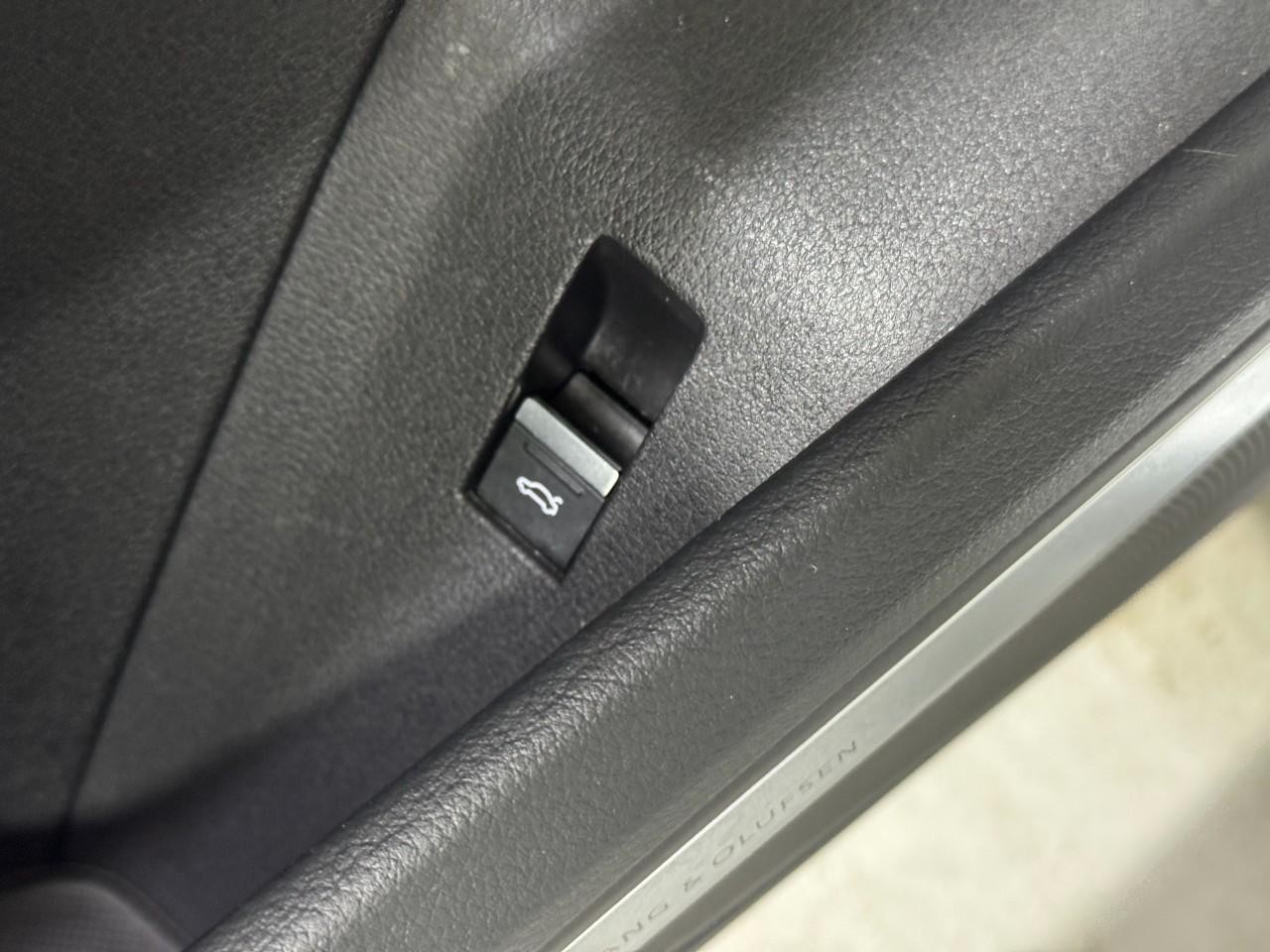 Audi e-tron Vehicle Full-screen Gallery Image 25