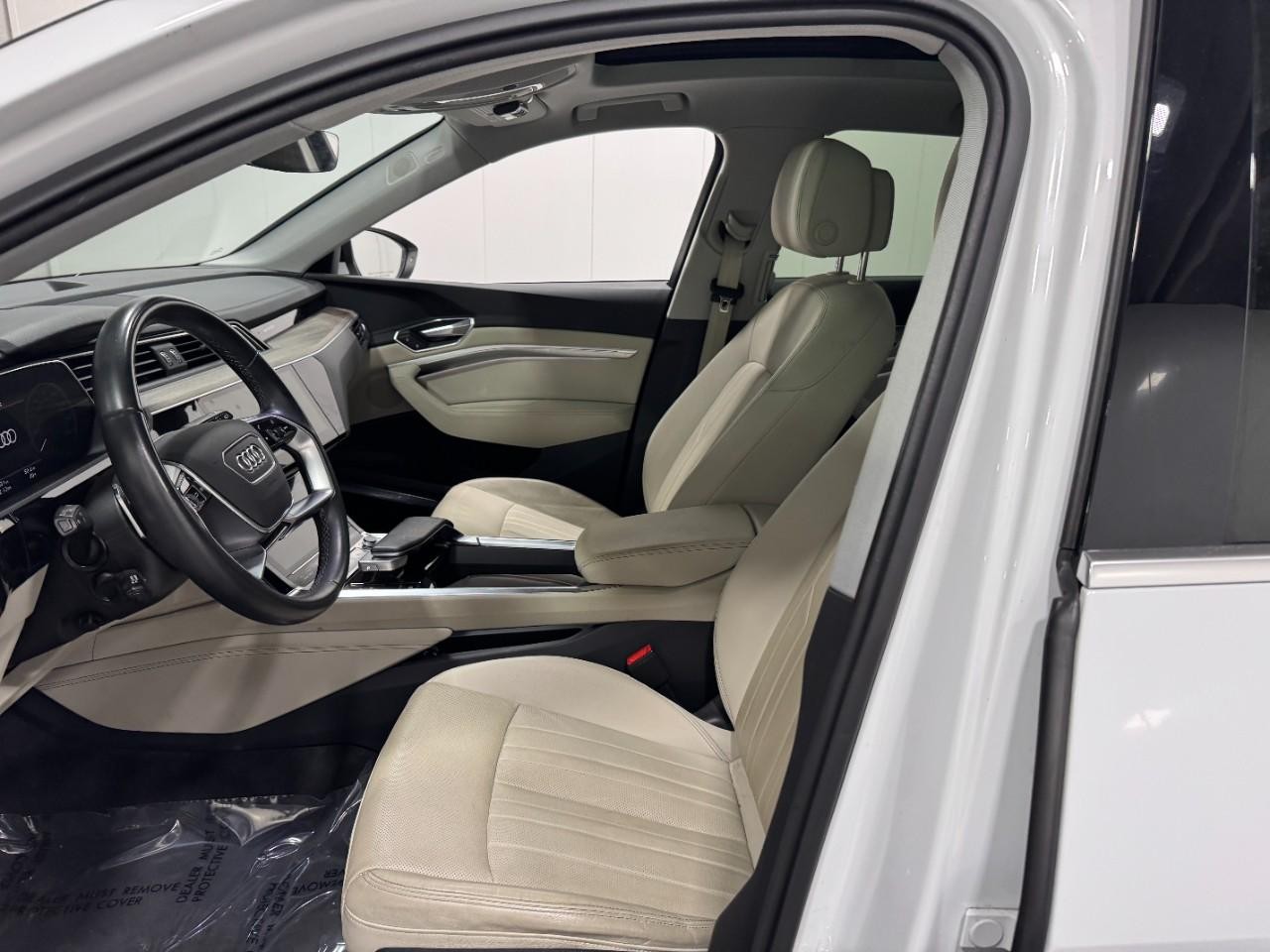 Audi e-tron Vehicle Full-screen Gallery Image 27