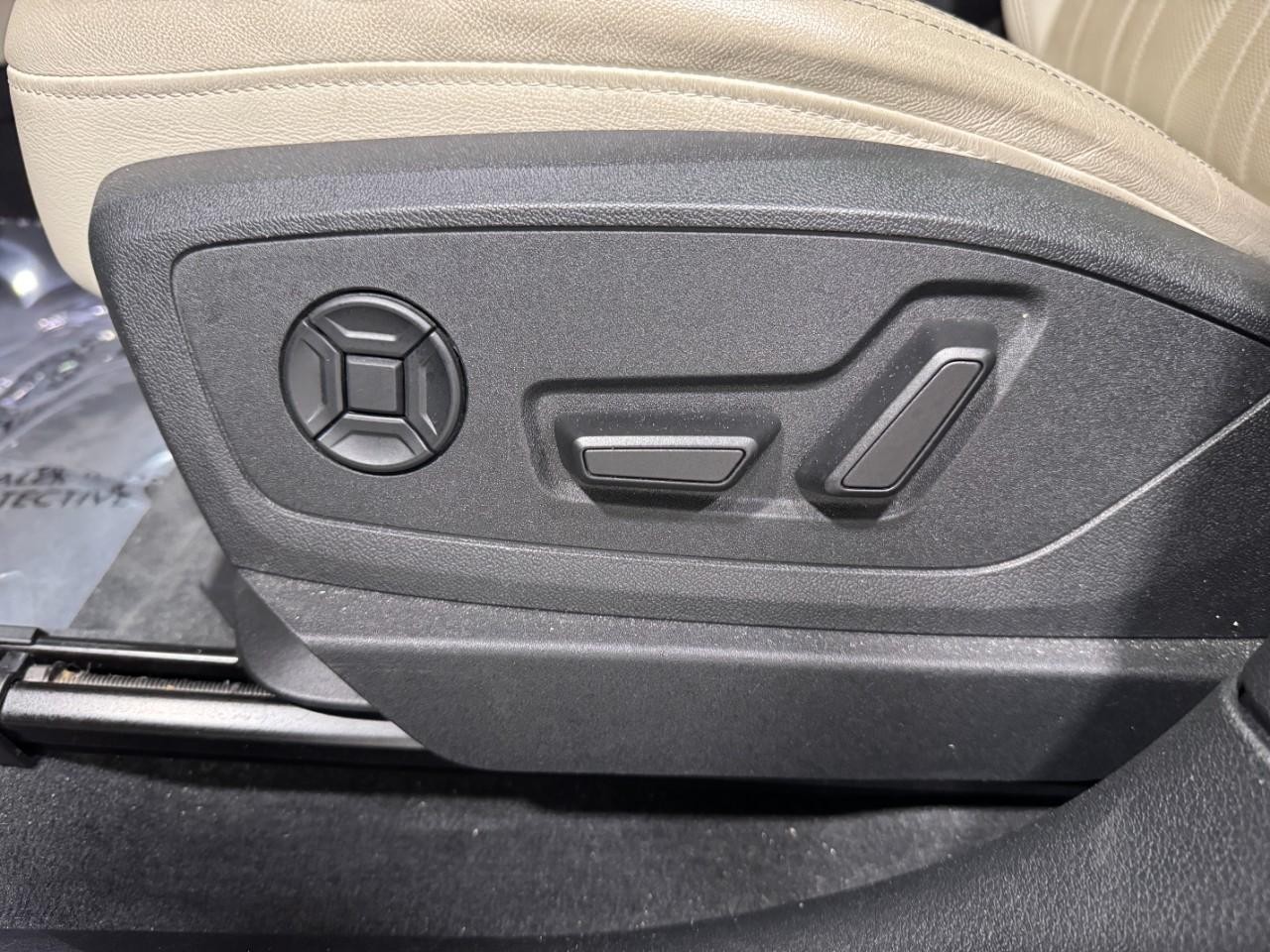 Audi e-tron Vehicle Full-screen Gallery Image 29