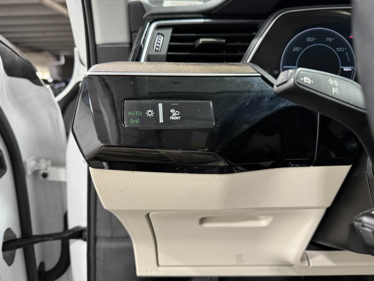 Audi e-tron Vehicle Full-screen Gallery Image 30