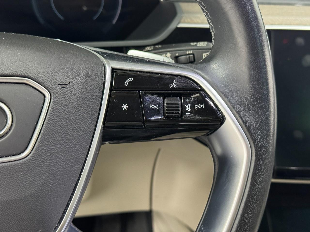 Audi e-tron Vehicle Full-screen Gallery Image 33