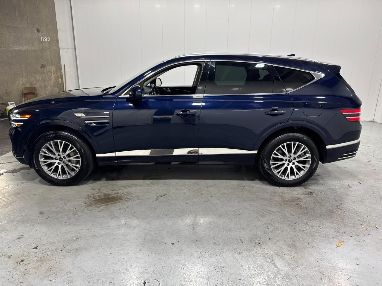 Genesis GV80 Vehicle Full-screen Gallery Image 2