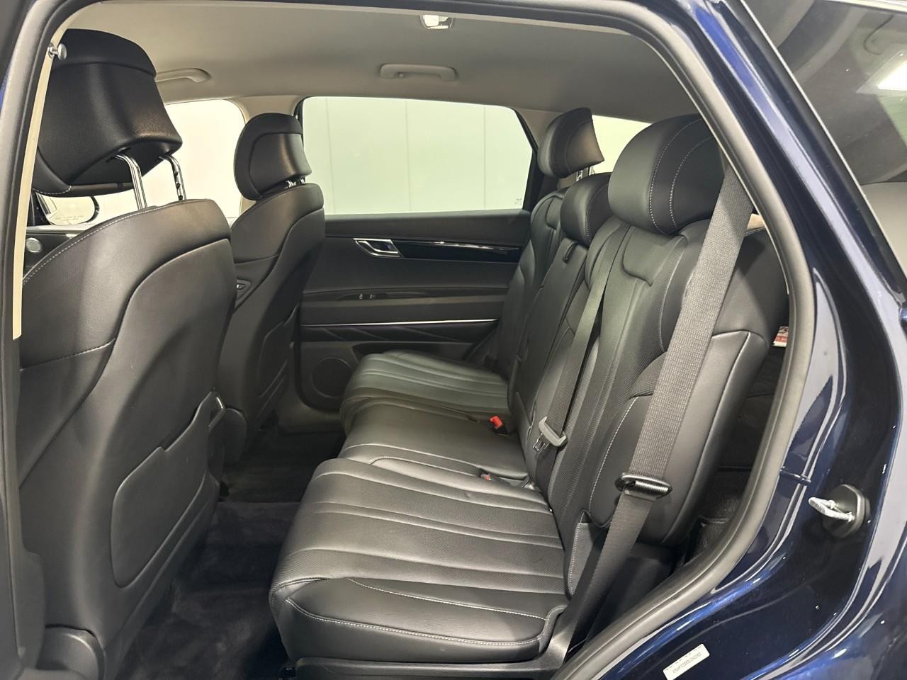 Genesis GV80 Vehicle Full-screen Gallery Image 8