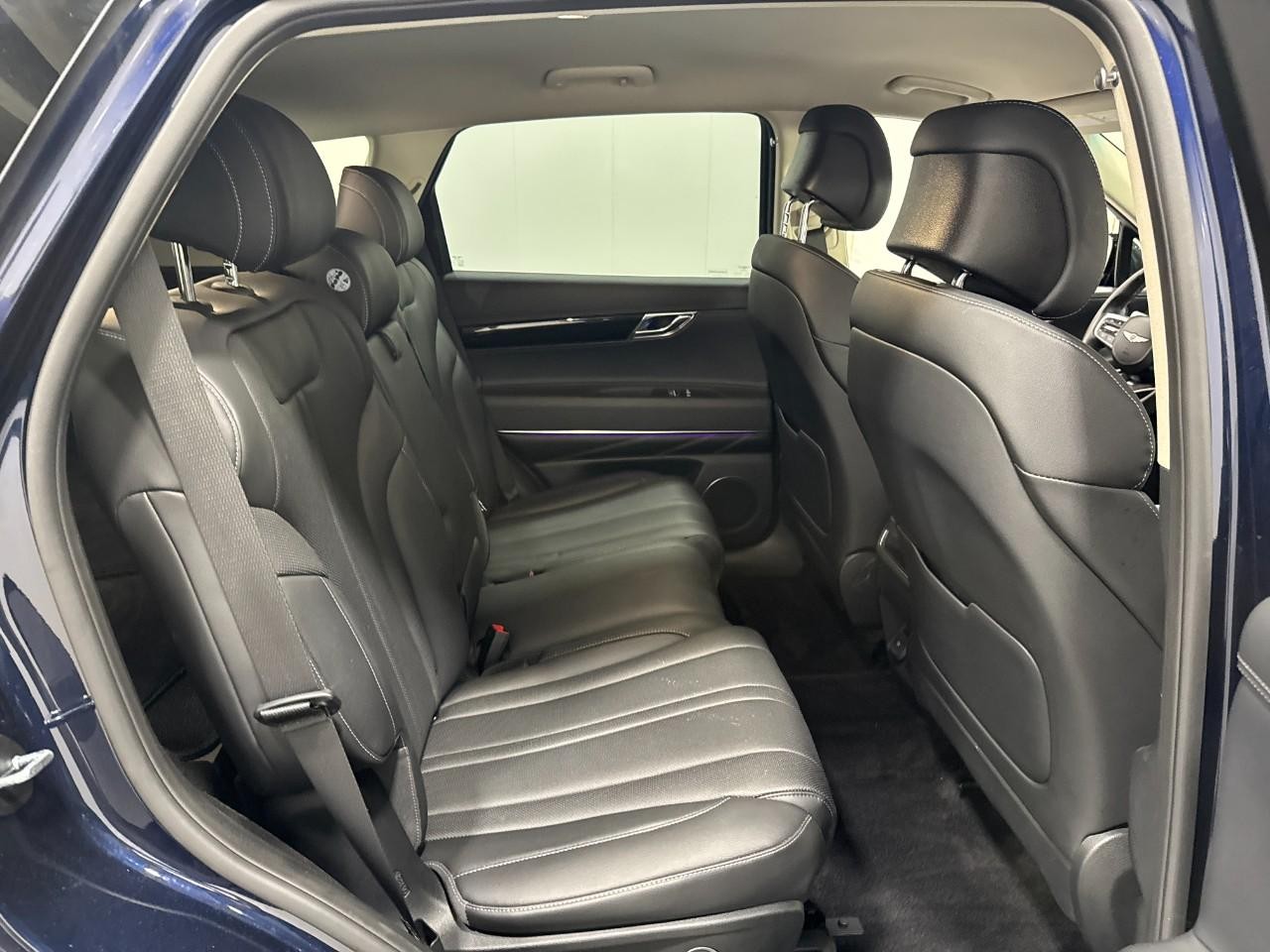 Genesis GV80 Vehicle Full-screen Gallery Image 10