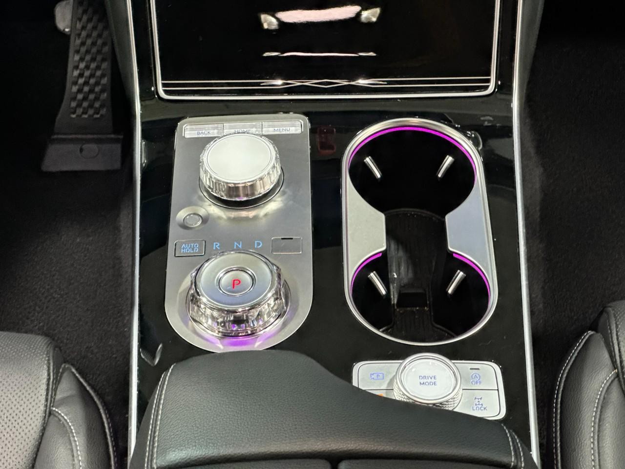 Genesis GV80 Vehicle Full-screen Gallery Image 15