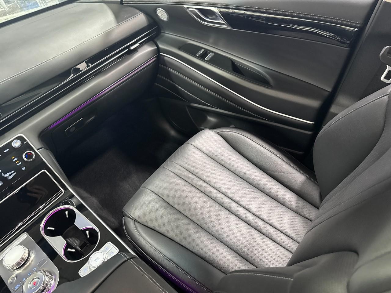 Genesis GV80 Vehicle Full-screen Gallery Image 16