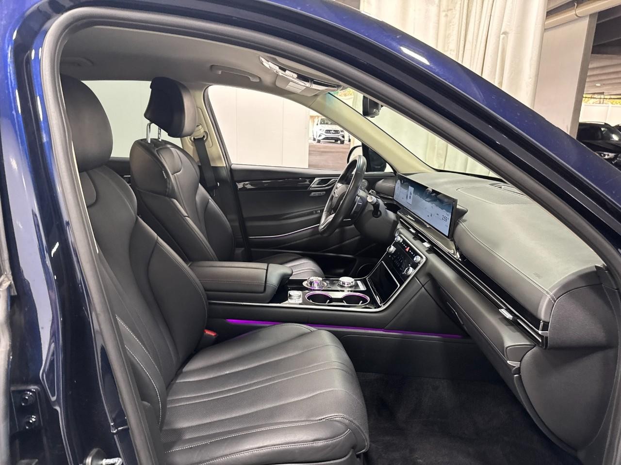 Genesis GV80 Vehicle Full-screen Gallery Image 17