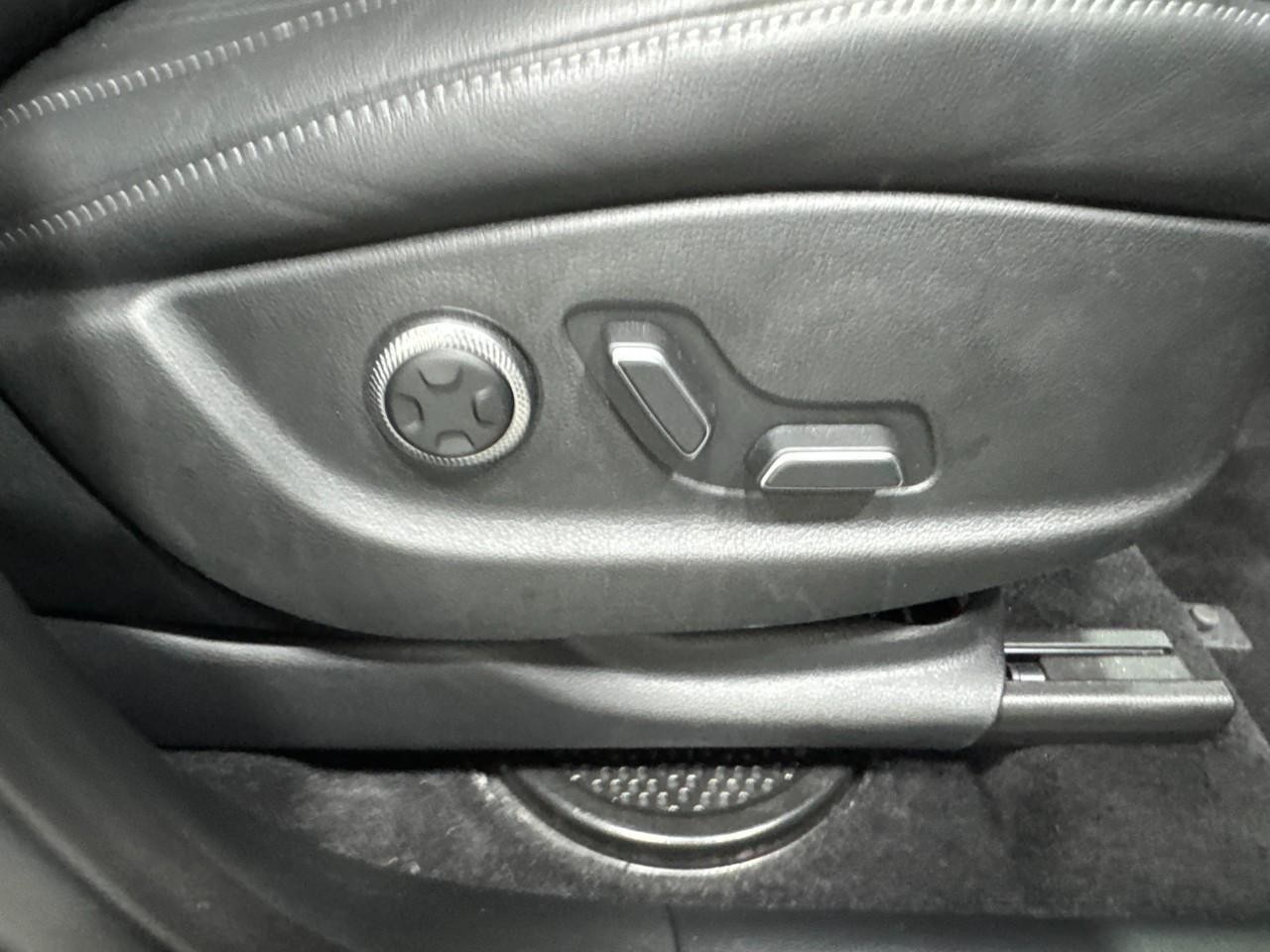 Genesis GV80 Vehicle Full-screen Gallery Image 19