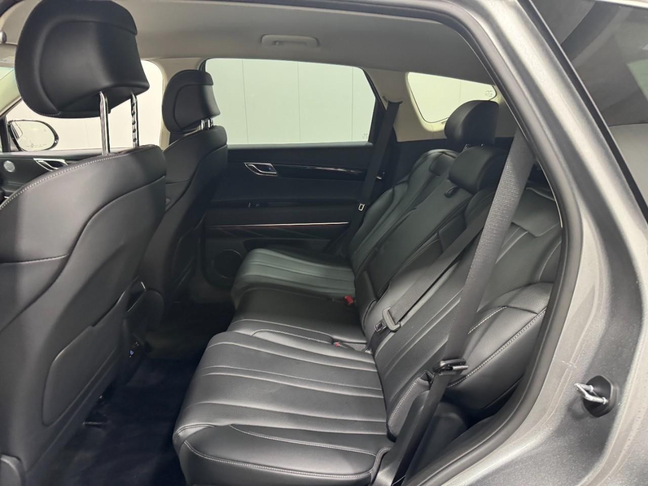 Genesis GV80 Vehicle Full-screen Gallery Image 8