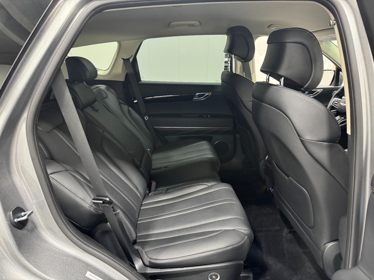 Genesis GV80 Vehicle Full-screen Gallery Image 10