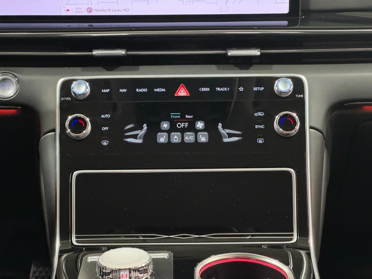 Genesis GV80 Vehicle Full-screen Gallery Image 14