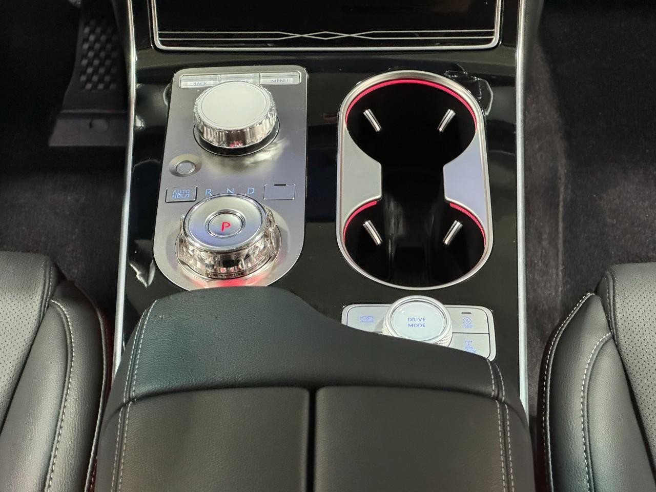 Genesis GV80 Vehicle Full-screen Gallery Image 15