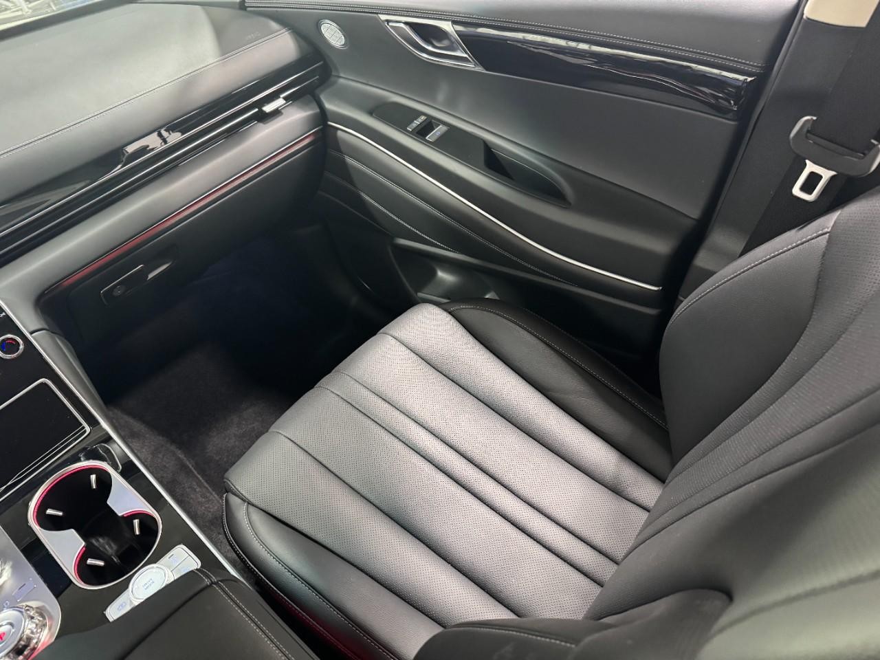 Genesis GV80 Vehicle Full-screen Gallery Image 16