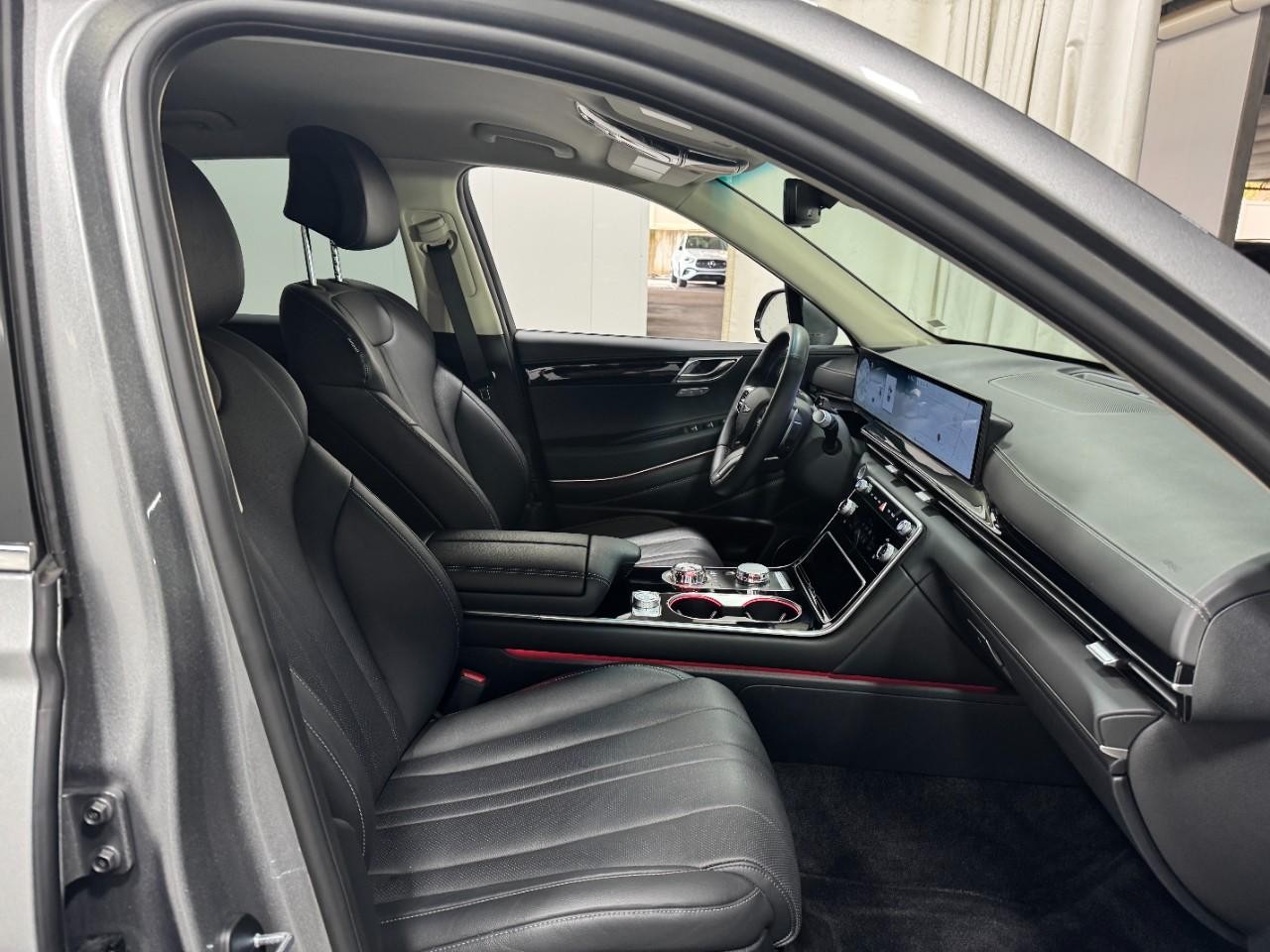 Genesis GV80 Vehicle Full-screen Gallery Image 17