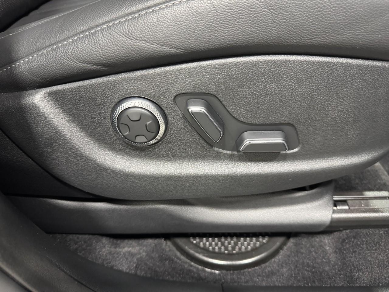 Genesis GV80 Vehicle Full-screen Gallery Image 19