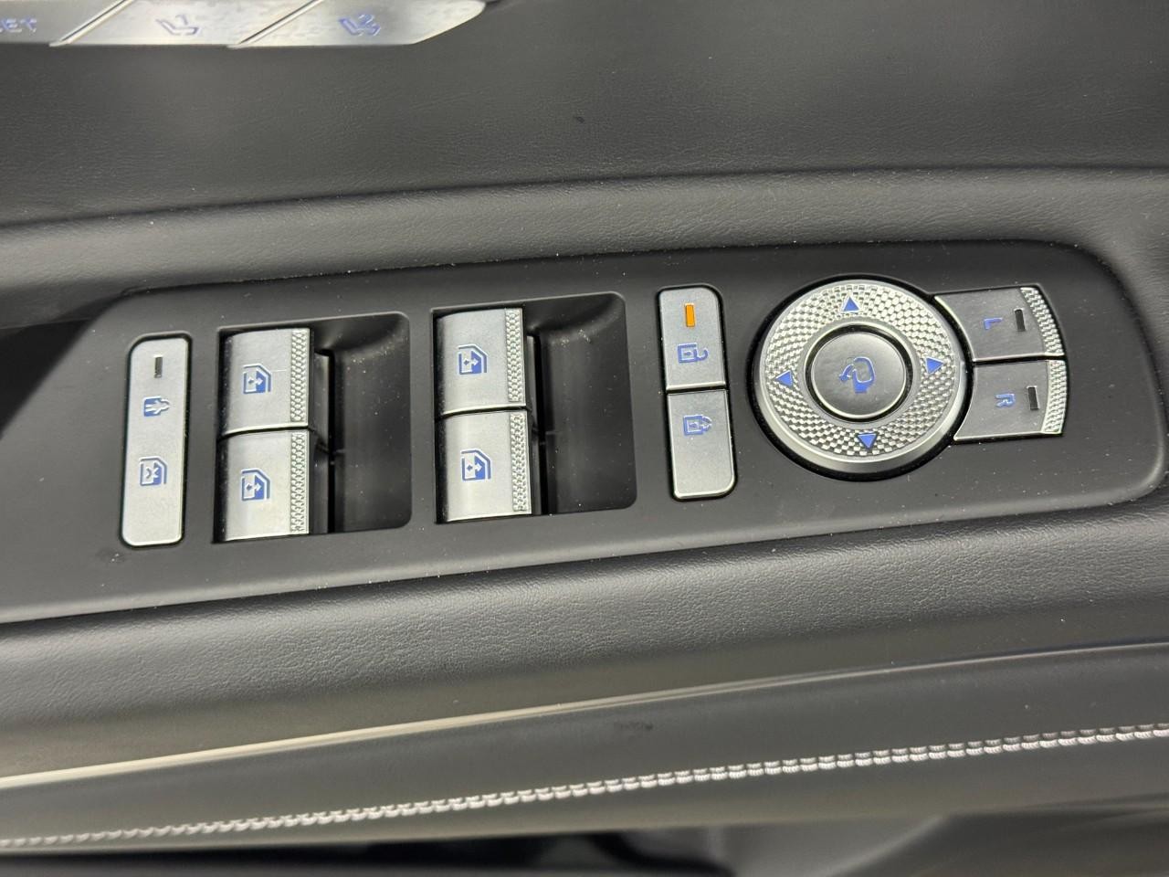 Genesis GV80 Vehicle Full-screen Gallery Image 22